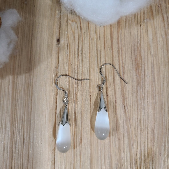 🎉🎉NEW🎉🎉BEAUTIFUL!! WHITE OPAL Teardrop Dangle Earrings in SILVER - Picture 13 of 14